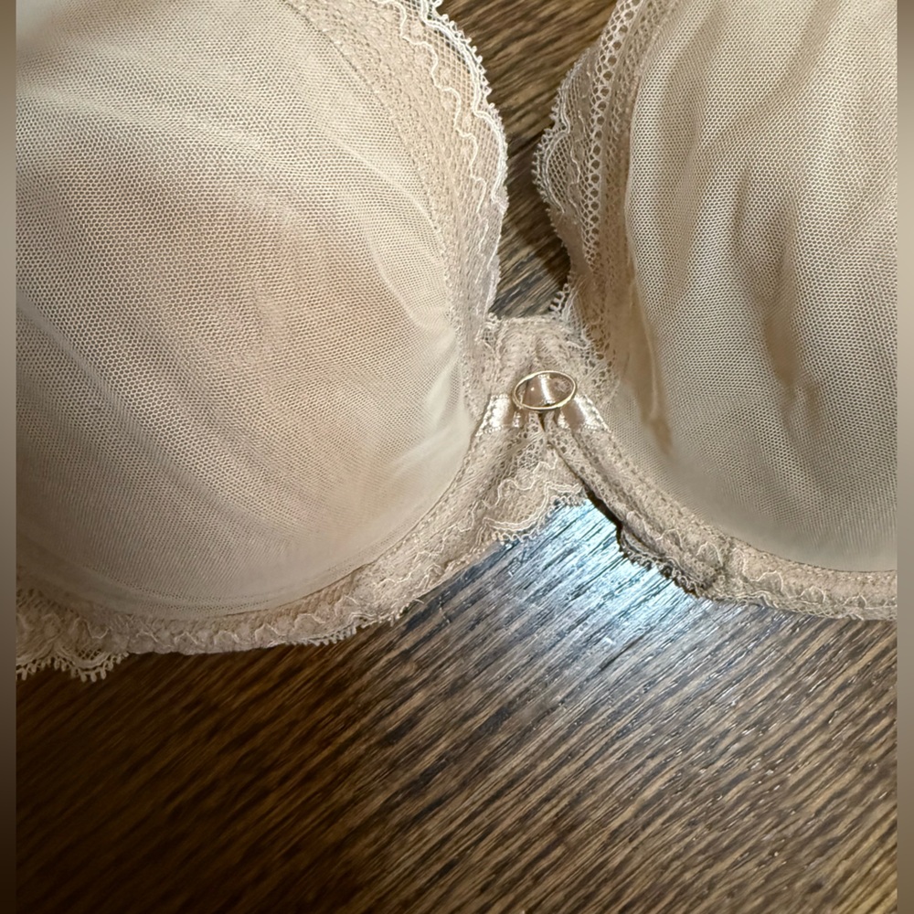 Chantelle designer nude bra. C22320. 36DD. Beautiful sheer overlay - Picture 3 of 4
